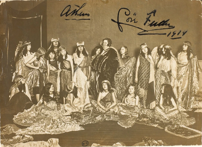 Athènes, Loïe Fuller en manteau de fourrure posant avec ses élèves - Harry C. Ellis