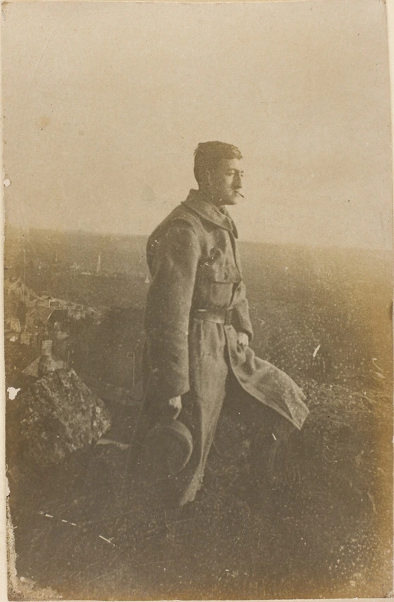 Pierre debout en costume militaire - Auguste Delaherche