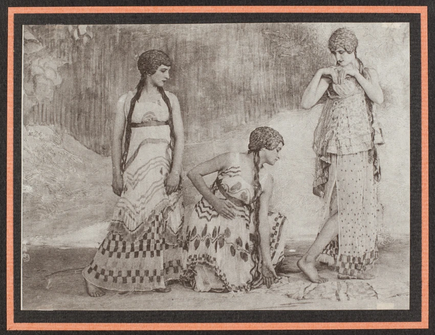 Trois danseuses, deux debout et celle du milieu accroupie - Adolphe Meyer