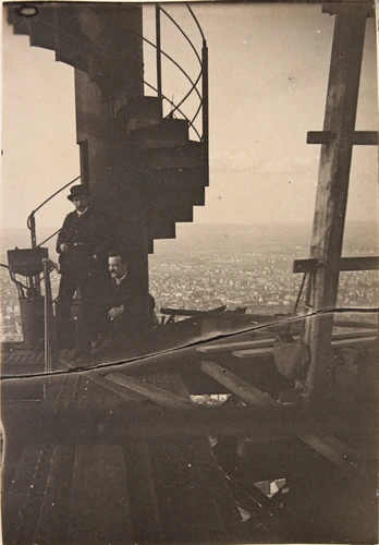 La Tour Eiffel - Deux visiteurs au pied de l'escalier du "Campanile" - Henri Rivière