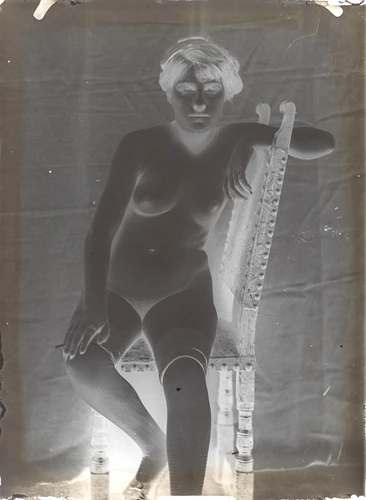 Femme nue assise, le bras gauche posé sur le dossier d'une chaise - François-Rupert Carabin