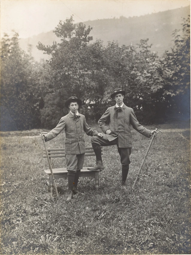 Robert et Georges Salles, pioche en main, dans un jardin - Anonyme
