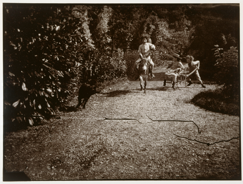 Jean montant Trotty, Robert poussant Renée, et au premier plan un chien - Pierre Bonnard