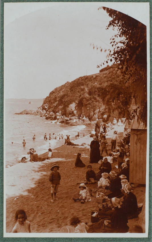 Douarnenez, familles bretonnes sur la plage - Charles Augustin Lhermitte