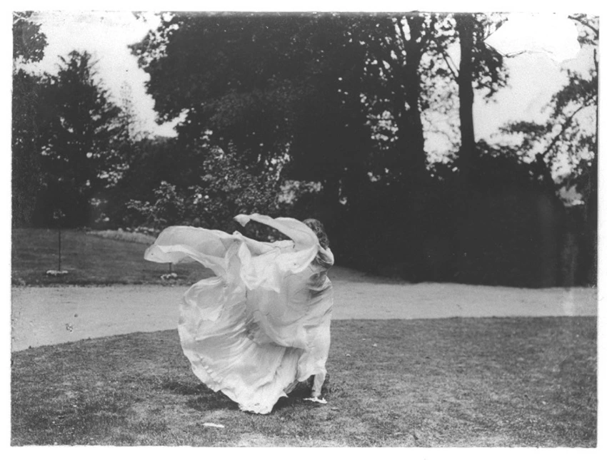 Loïe Fuller dansant de face, visage caché par le voile - Harry C. Ellis