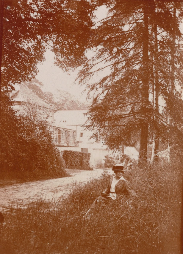 Jeune femme assise dans l'herbe - Charles Augustin Lhermitte