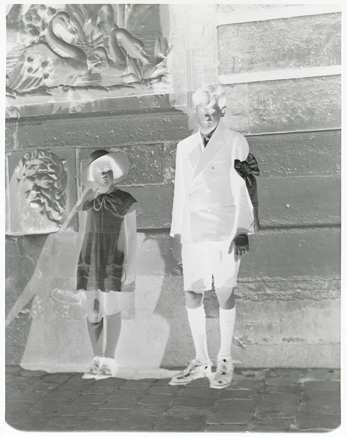 Jack et Nicole Haviland au pied de l'Arc de Triomphe, le jour de la communion de Jack - Paul Haviland