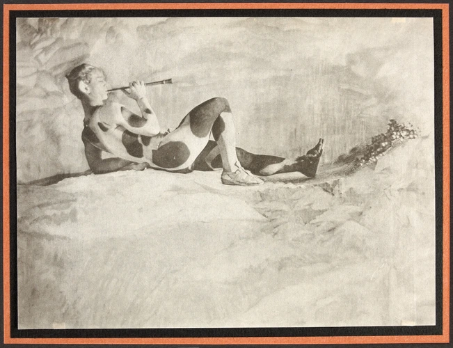 Nijinsky, visage de profil, un fifre dans la bouche, couché jambe droite pliée - Adolphe Meyer