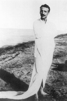 Francesco Paolo Michetti-D'Annunzio en peignoir sur la plage de Francavilla
