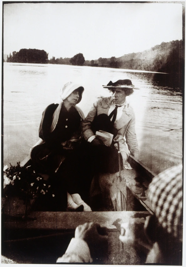 Marthe et les Godebski en barque : Marthe et Ida Godebski de face, au premier plan à droite, Cipa Godebski ramant - Pierre Bonnard