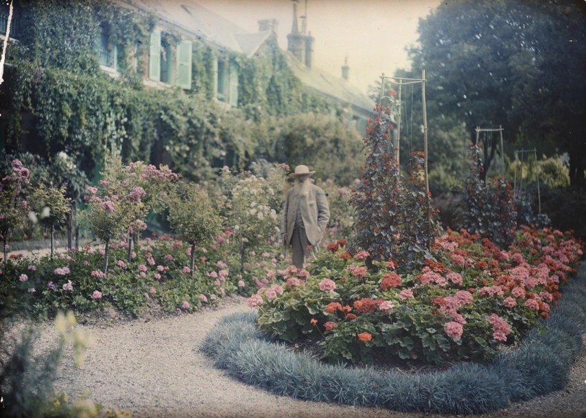 Claude Monet devant sa maison à Giverny - Anonyme