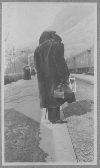 Anonyme-Un homme de dos sur le quai d'une gare