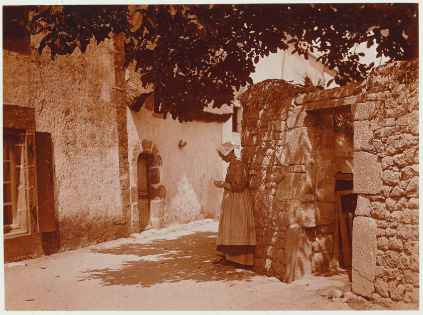 Bretagne, femme à l'ombre dans une ruelle - Charles Augustin Lhermitte
