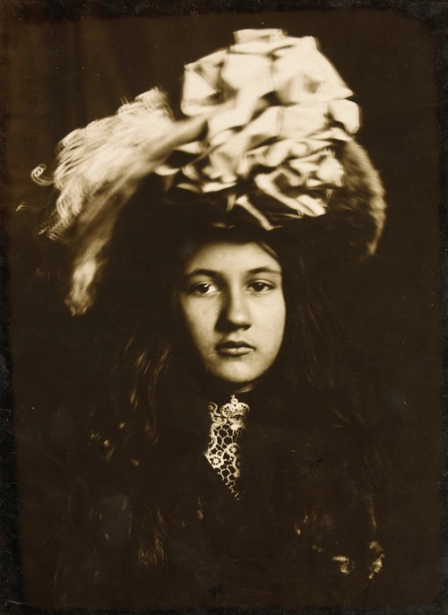 positif, Emile Zola, Denise de face, coiffée d'un chapeau, entre 1900 et 1902
