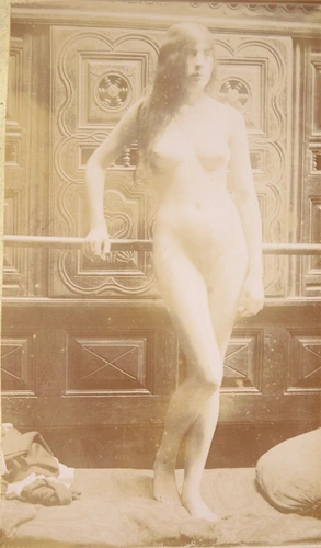 Femme nue debout, de face, main droite posée sur une barre - François-Rupert Carabin