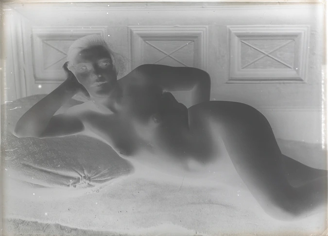 Femme nue couchée, la tête appuyée sur la main droite, vue jusqu'aux genoux - François-Rupert Carabin