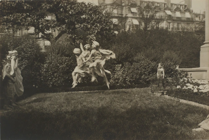 Les Elèves de Loïe Fuller dansant dans le parc de la propriété de Mme de Polignac-Singer - Harry C. Ellis