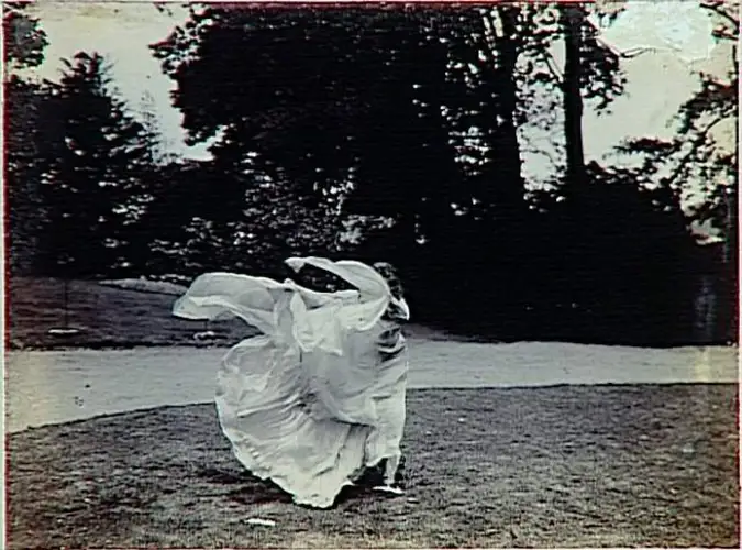 Loïe Fuller dansant de face, visage caché par le voile - Harry C. Ellis