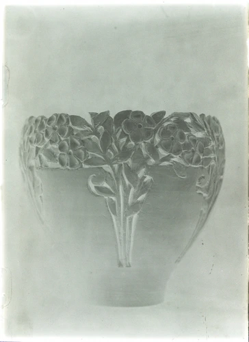 Pot de fleurs légèrement évasé décoré de fleurs - Auguste Delaherche