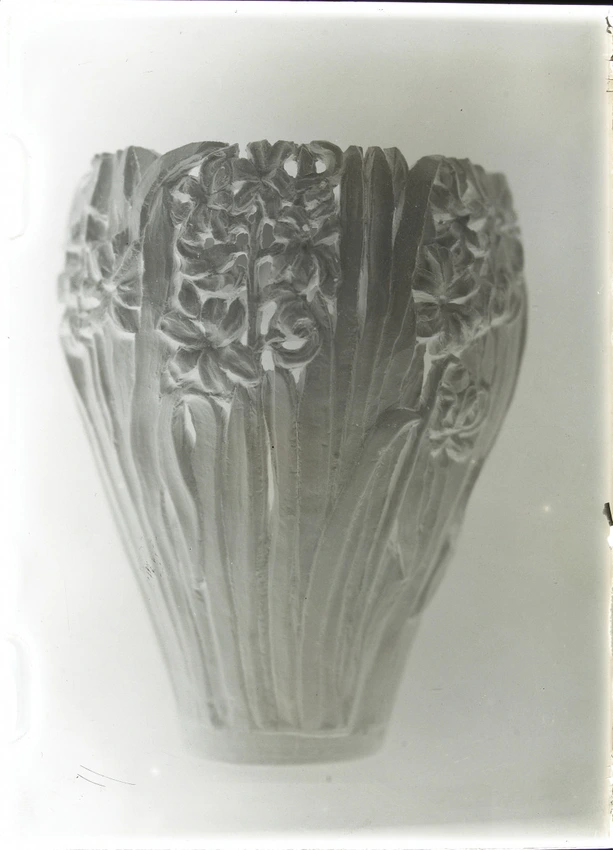 Pot de fleurs légèrement évasé orné sur toute la panse de motifs floraux et végétaux - Auguste Delaherche