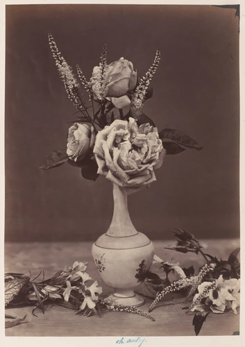 Trois roses et autres fleurs dans un vase à col étroit - Charles Aubry