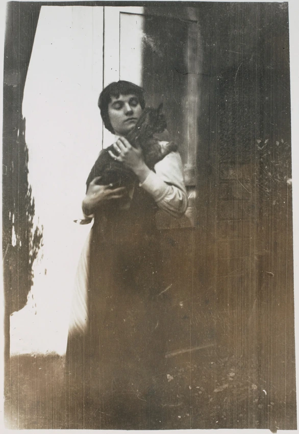 Modèle tenant un chat dans l'atelier parisien de Pierre Bonnard - Pierre Bonnard
