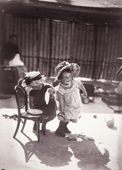 Gabriel Loppé-Les amusements sur la terrasse, Embrun, avril 1891