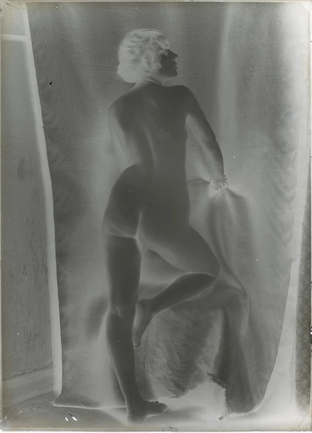 Femme nue debout de dos, jambe droite pliée et posée sur une chaise - François-Rupert Carabin
