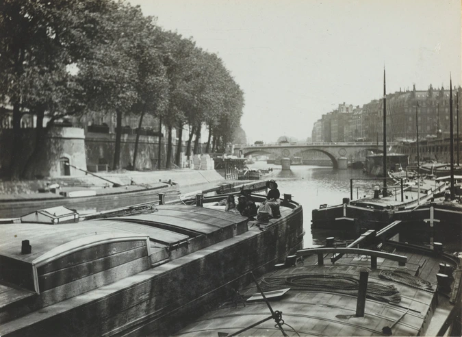 Paris, péniches amarrées sur la Seine, et groupe sur un quai - Charles Augustin Lhermitte