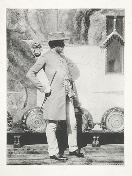 Anonyme-Carlo Bugatti posant devant une armoire gainée de peau de chameau 
