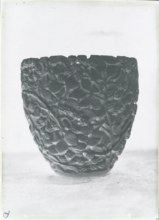 Vase légèrement évasé, orné de motifs de grappes de raisins et de feuilles - Auguste Delaherche