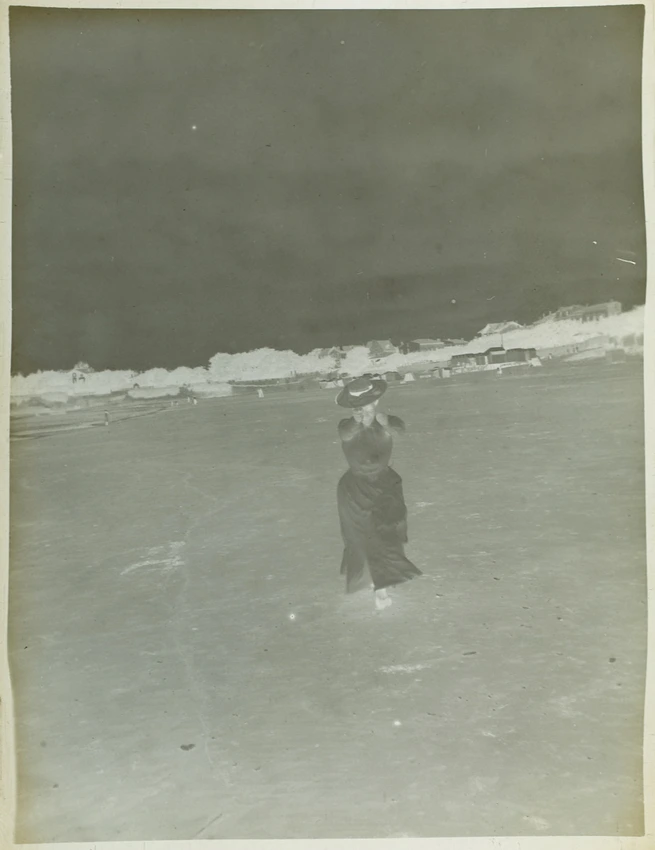 Femme debout sur une plage - Paul Haviland