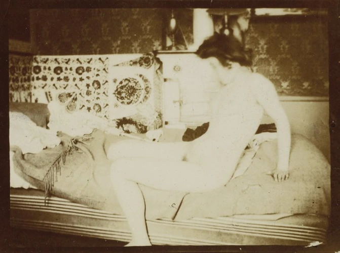 Marthe assise, de profil sur le lit, la jambe gauche pendante - Pierre Bonnard