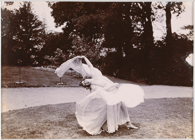 Loïe Fuller dansant, corps courbé, bras gauche levé - Harry C. Ellis
