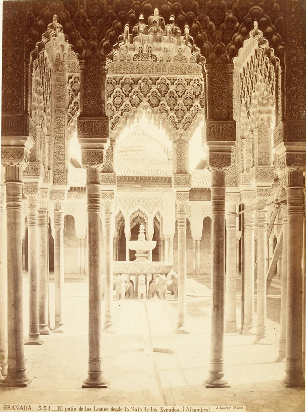 Granada : El patio de los leones desde la sala de los escudos Alhambra - Juan Laurent
