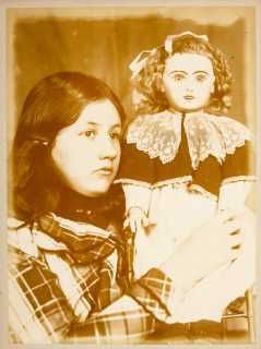 Emile Zola-Denise de face portant une poupée