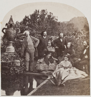 Charles Hugo, Auguste Vacquerie-Groupe de personnages avec la famille Hugo dans le jardin de Hauteville House