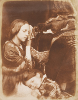 David Octavius Hill, Robert Adamson-Sophia Finlay and Harriet Farnie, with Brownie dit aussi The Sleepers (Sophia Finlay et Harriet Farnie avec le chien Brownie, dit aussi, Les dormeuses)