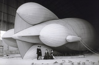 Léon Gimpel-Le Dirigeable Ville de Bruxelles en cours de gonflement à Issy-les-Moulineaux