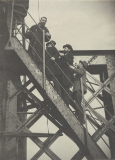 Henri Rivière-La tour Eiffel - quatre visiteurs sur un escalier