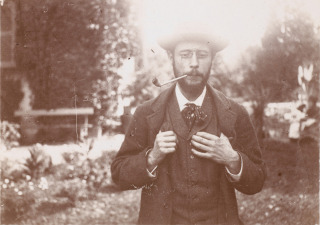 Pierre Bonnard-Pierre Bonnard fumant la pipe dans le jardin du Grand-Lemps