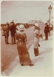 Deauville ou Trouville-sur-Mer ?, deux femmes au bord d'un trottoir (en 1912), Lhermitte, Charles Augustin
