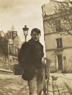 Anonyme-Portrait de Picasso sur la place Ravignan, Montmartre
