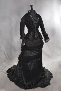 Anonyme-Une robe noire portant la griffe de Mme Roger