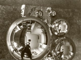 Marianne Brandt-Das Atelier in der Kugel gespiegelt (Selbstportrait im Atelier, Bauhaus Dessau)