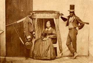 Anonyme-Dame dans une chaise à porteurs avec deux esclaves
