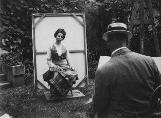 Anonyme-Gertrud Müller posant dans le jardin de l'atelier de Ferdinand Hodler