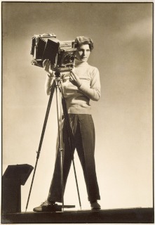 Margaret Bourke-White-Self-portrait with camera (Autoportrait à la camera)