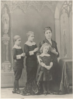 Anonyme-Madame de Wendel, épouse d'Henri de Wendel avec ses trois fils, François, Maurice et Humbert, posant pour le vitrail d'Hayange dans un décor gothique