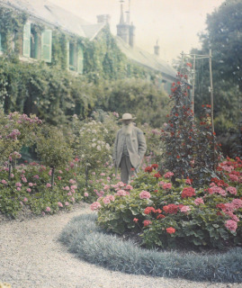 Anonyme-Claude Monet devant sa maison à Giverny